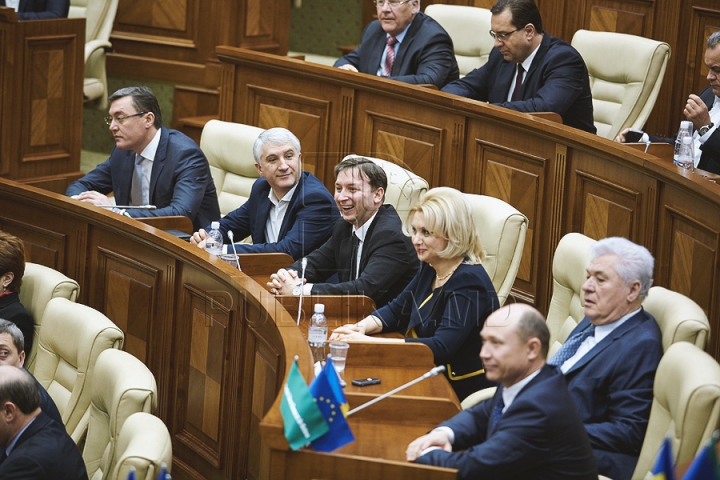 Discuţii tainice şi gesturi reprezentative la şedinţa Parlamentului (FOTOREPORT)