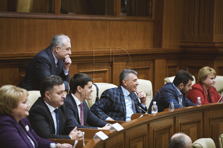 Discuţii tainice şi gesturi reprezentative la şedinţa Parlamentului (FOTOREPORT)