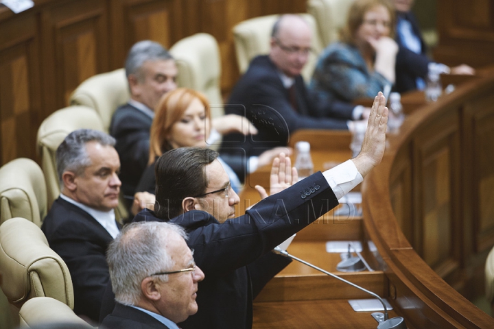 Discuţii tainice şi gesturi reprezentative la şedinţa Parlamentului (FOTOREPORT)