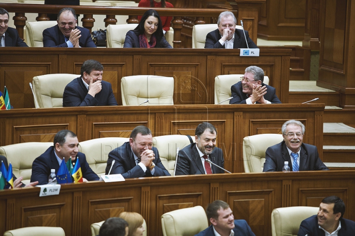 Discuţii tainice şi gesturi reprezentative la şedinţa Parlamentului (FOTOREPORT)