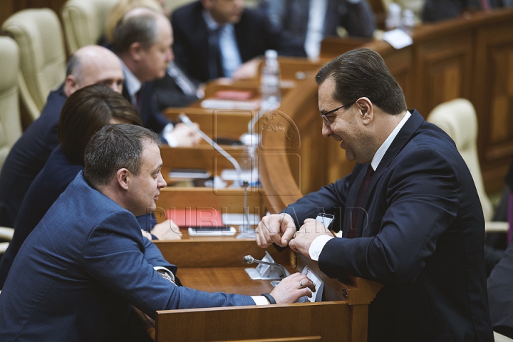 Discuţii tainice şi gesturi reprezentative la şedinţa Parlamentului (FOTOREPORT)