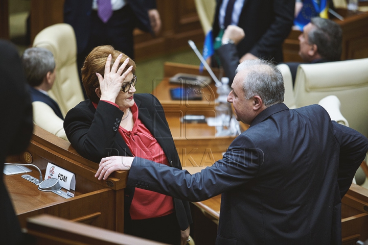 Discuţii tainice şi gesturi reprezentative la şedinţa Parlamentului (FOTOREPORT)