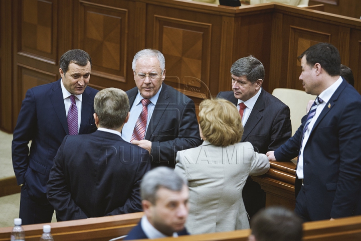 Discuţii tainice şi gesturi reprezentative la şedinţa Parlamentului (FOTOREPORT)