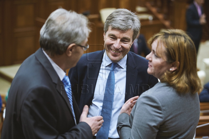 Discuţii tainice şi gesturi reprezentative la şedinţa Parlamentului (FOTOREPORT)