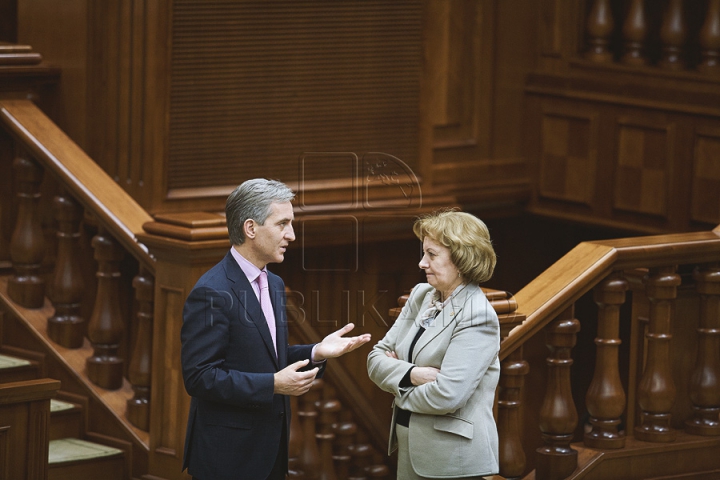 Discuţii tainice şi gesturi reprezentative la şedinţa Parlamentului (FOTOREPORT)