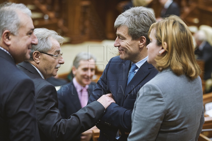 Discuţii tainice şi gesturi reprezentative la şedinţa Parlamentului (FOTOREPORT)