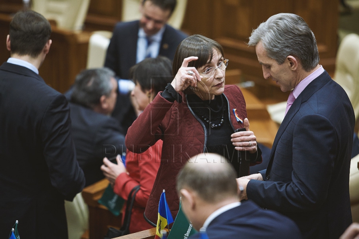 Discuţii tainice şi gesturi reprezentative la şedinţa Parlamentului (FOTOREPORT)