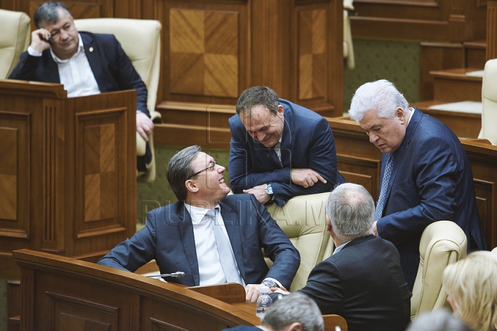 Discuţii tainice şi gesturi reprezentative la şedinţa Parlamentului (FOTOREPORT)