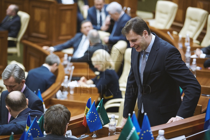 Discuţii tainice şi gesturi reprezentative la şedinţa Parlamentului (FOTOREPORT)