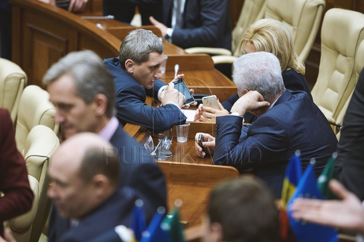 Discuţii tainice şi gesturi reprezentative la şedinţa Parlamentului (FOTOREPORT)