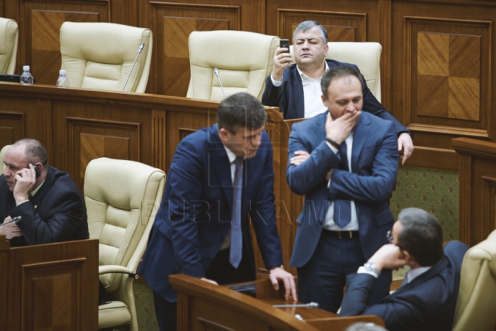 Discuţii tainice şi gesturi reprezentative la şedinţa Parlamentului (FOTOREPORT)