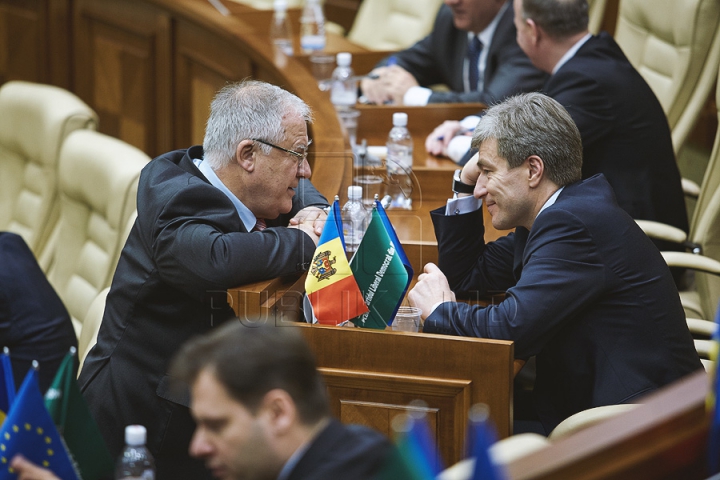 Discuţii tainice şi gesturi reprezentative la şedinţa Parlamentului (FOTOREPORT)