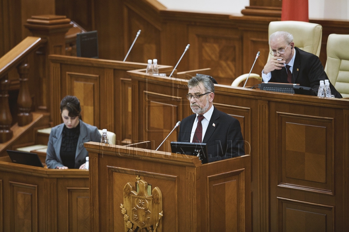 Discuţii tainice şi gesturi reprezentative la şedinţa Parlamentului (FOTOREPORT)