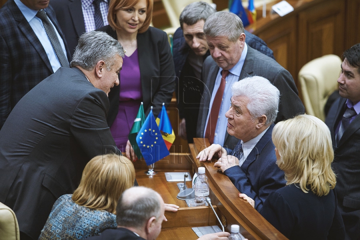 Discuţii tainice şi gesturi reprezentative la şedinţa Parlamentului (FOTOREPORT)