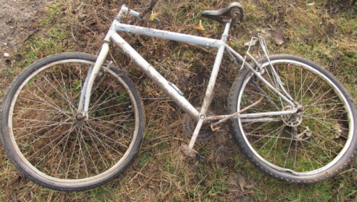 Un şofer care a accidentat un biciclist din Cahul şi l-a lăsat fără ajutor, identificat de poliţişti