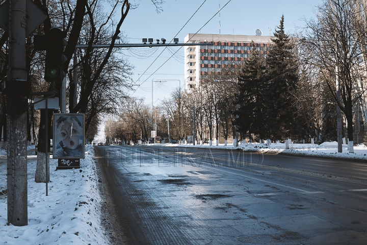 Bate vântul prin Chișinău! Cât de pustii au fost străzile capitalei de Crăciun pe stil vechi (FOTO)