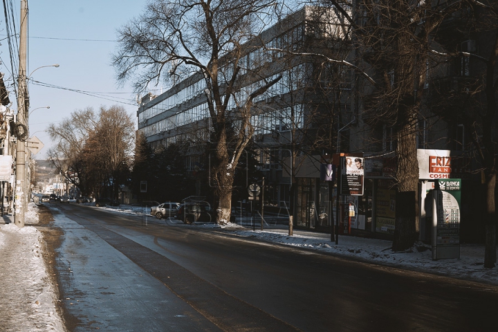 Bate vântul prin Chișinău! Cât de pustii au fost străzile capitalei de Crăciun pe stil vechi (FOTO)