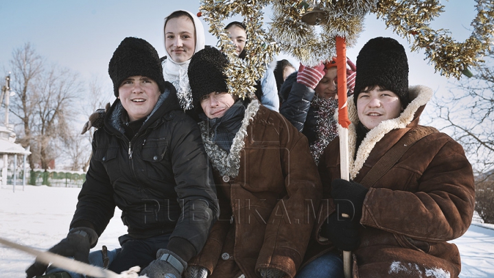 Sărbătoare în Moldova. Cete de colindători vestesc Naşterea Mântuitorului (GALERIE FOTO)