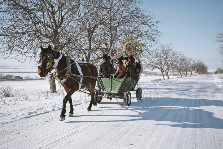 Sărbătoare în Moldova. Cete de colindători vestesc Naşterea Mântuitorului (GALERIE FOTO)