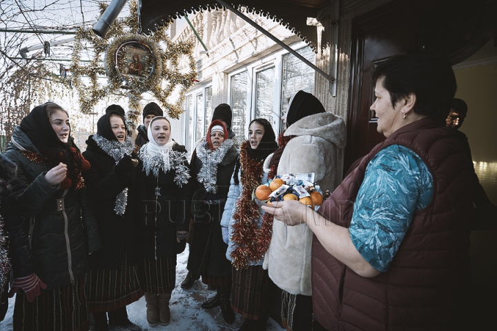 Sărbătoare în Moldova. Cete de colindători vestesc Naşterea Mântuitorului (GALERIE FOTO)