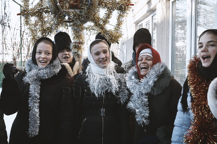 Sărbătoare în Moldova. Cete de colindători vestesc Naşterea Mântuitorului (GALERIE FOTO)