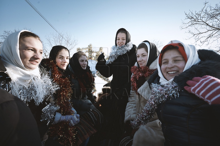 Sărbătoare în Moldova. Cete de colindători vestesc Naşterea Mântuitorului (GALERIE FOTO)