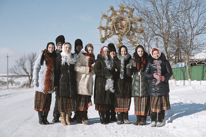 Sărbătoare în Moldova. Cete de colindători vestesc Naşterea Mântuitorului (GALERIE FOTO)