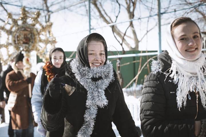 Sărbătoare în Moldova. Cete de colindători vestesc Naşterea Mântuitorului (GALERIE FOTO)