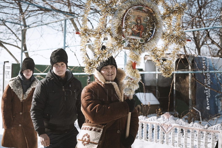 Sărbătoare în Moldova. Cete de colindători vestesc Naşterea Mântuitorului (GALERIE FOTO)