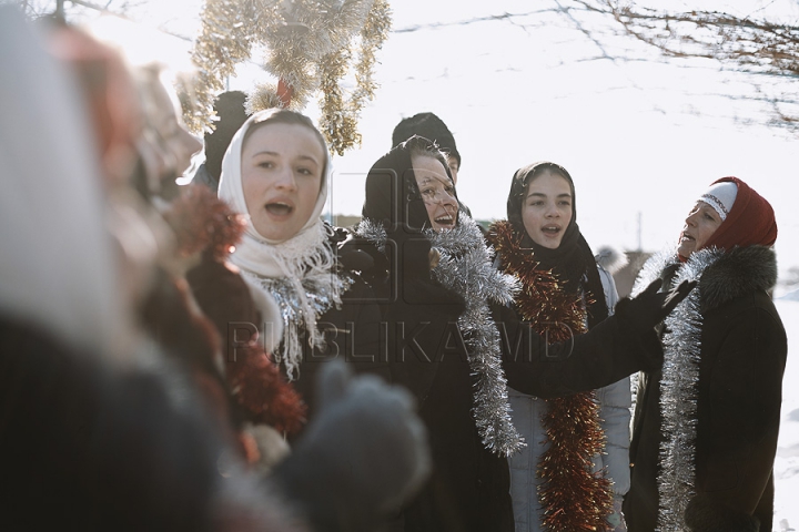 Sărbătoare în Moldova. Cete de colindători vestesc Naşterea Mântuitorului (GALERIE FOTO)