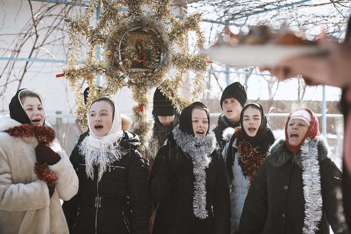 Sărbătoare în Moldova. Cete de colindători vestesc Naşterea Mântuitorului (GALERIE FOTO)