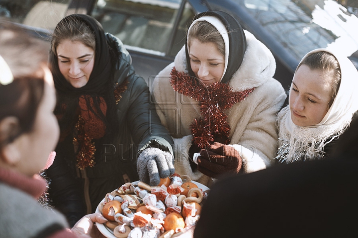 Sărbătoare în Moldova. Cete de colindători vestesc Naşterea Mântuitorului (GALERIE FOTO)