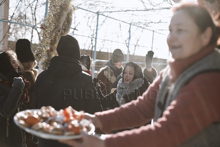 Sărbătoare în Moldova. Cete de colindători vestesc Naşterea Mântuitorului (GALERIE FOTO)