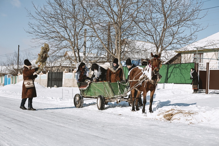 Sărbătoare în Moldova. Cete de colindători vestesc Naşterea Mântuitorului (GALERIE FOTO)