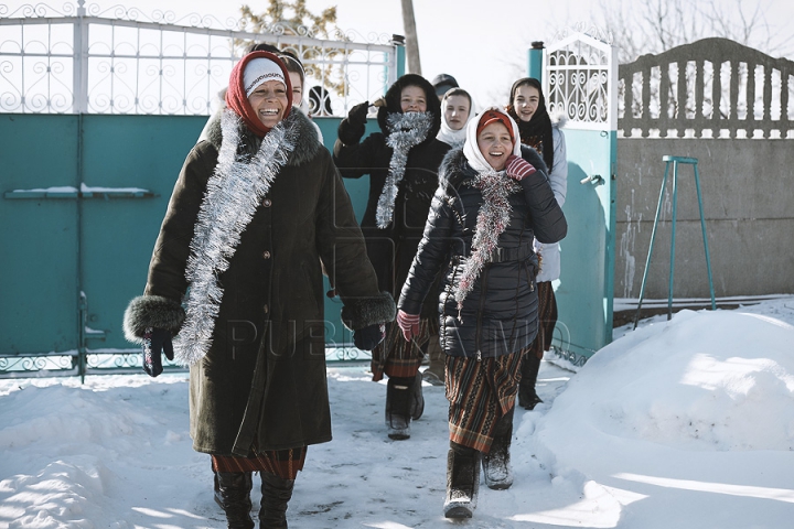 Sărbătoare în Moldova. Cete de colindători vestesc Naşterea Mântuitorului (GALERIE FOTO)