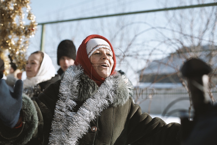 Sărbătoare în Moldova. Cete de colindători vestesc Naşterea Mântuitorului (GALERIE FOTO)