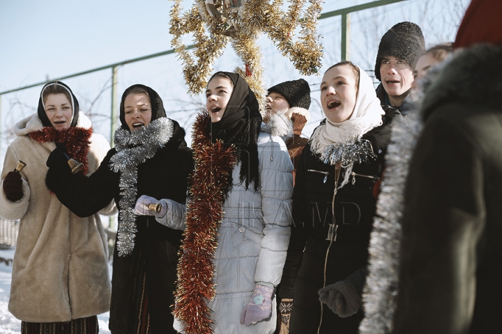 Sărbătoare în Moldova. Cete de colindători vestesc Naşterea Mântuitorului (GALERIE FOTO)