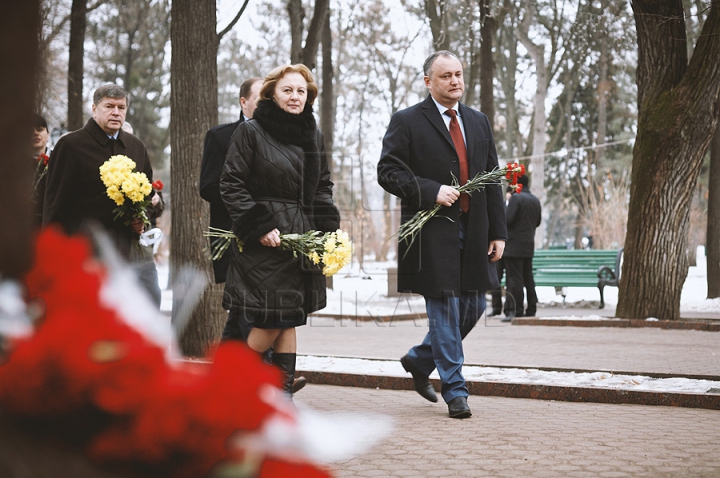 Mihai Eminescu, omagiat. Ce spun Voronin şi Dodon despre o poezie a poetului