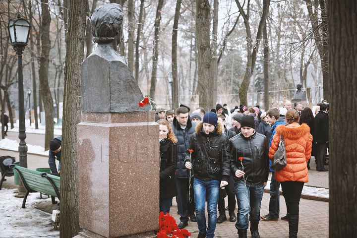 Mihai Eminescu, omagiat. Ce spun Voronin şi Dodon despre o poezie a poetului