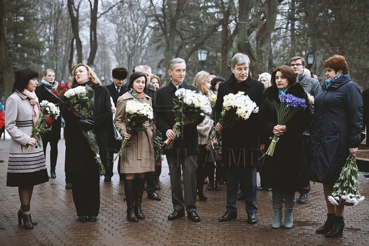 Mihai Eminescu, omagiat. Ce spun Voronin şi Dodon despre o poezie a poetului