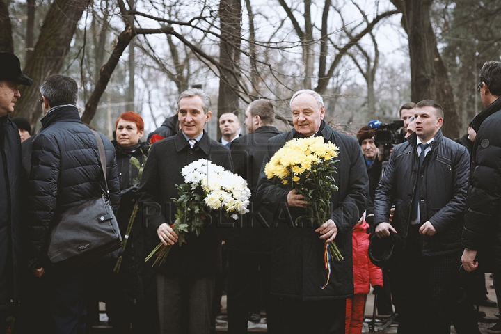 Mihai Eminescu, omagiat. Ce spun Voronin şi Dodon despre o poezie a poetului