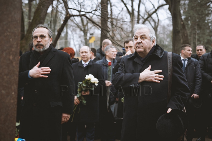 Mihai Eminescu, omagiat. Ce spun Voronin şi Dodon despre o poezie a poetului