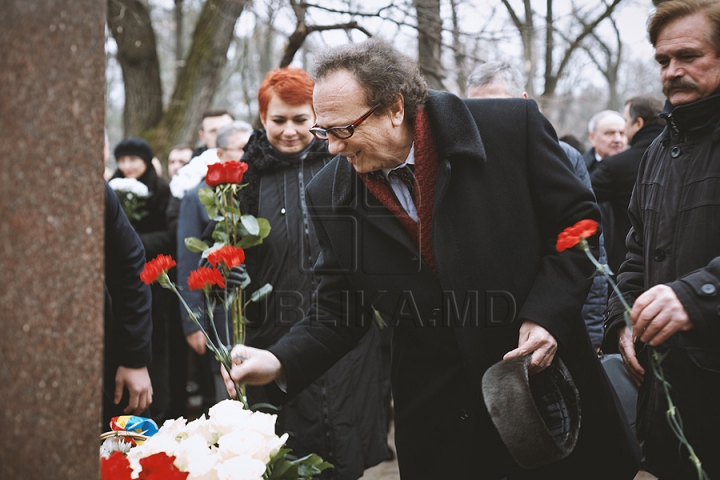 Mihai Eminescu, omagiat. Ce spun Voronin şi Dodon despre o poezie a poetului