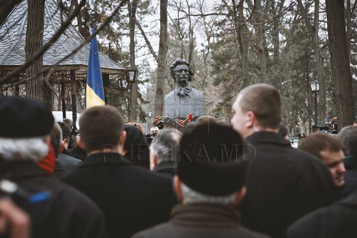 Mihai Eminescu, omagiat. Ce spun Voronin şi Dodon despre o poezie a poetului