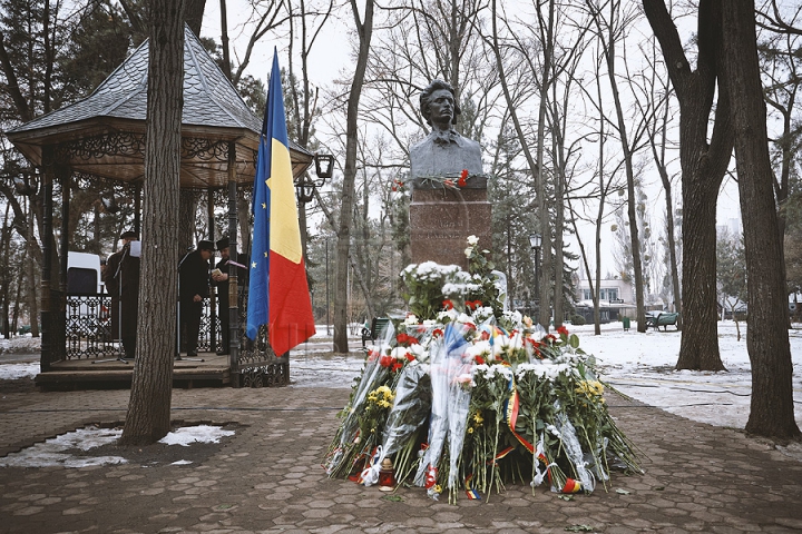 Mihai Eminescu, omagiat. Ce spun Voronin şi Dodon despre o poezie a poetului