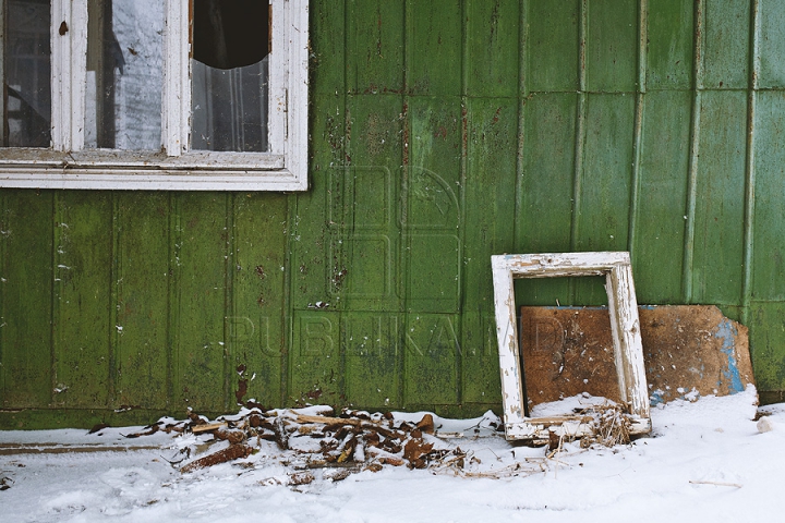 SAT FANTOMĂ în nordul Moldovei. Fotografii apocaliptice din localitatea fără niciun suflet de om