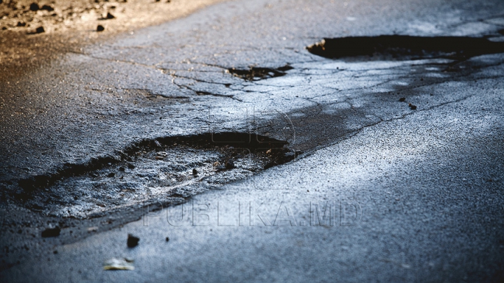 Şoferii circulă din groapă în hop. Cât de adânci sunt craterele asfaltului din Chişinău (FOTO)