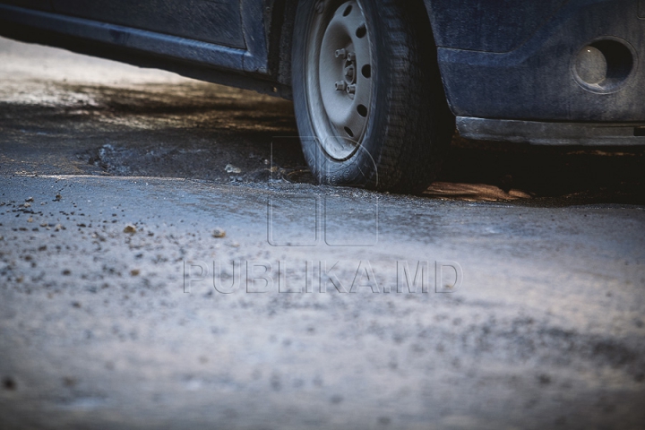 Şoferii circulă din groapă în hop. Cât de adânci sunt craterele asfaltului din Chişinău (FOTO)