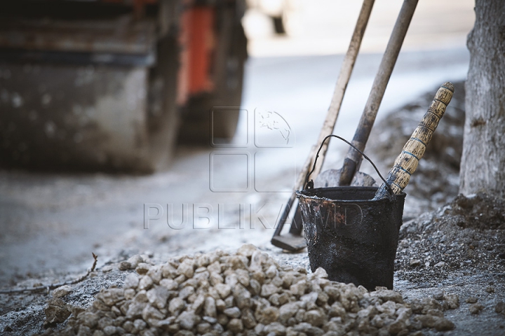 Şoferii circulă din groapă în hop. Cât de adânci sunt craterele asfaltului din Chişinău (FOTO)