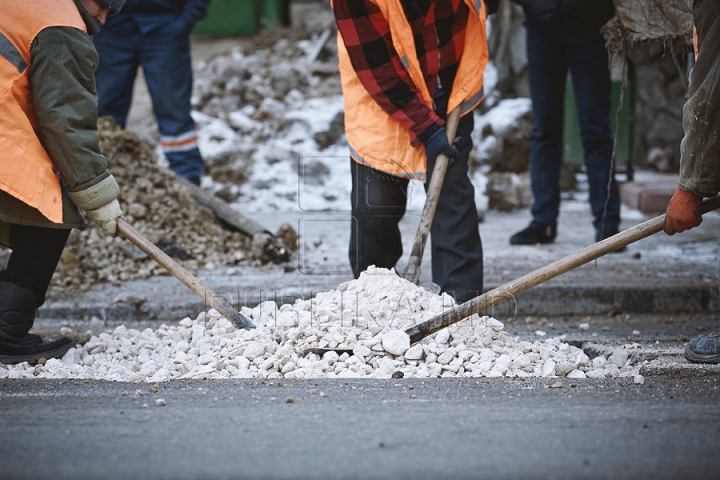 Şoferii circulă din groapă în hop. Cât de adânci sunt craterele asfaltului din Chişinău (FOTO)